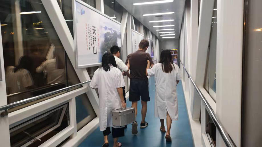 暖心！外籍小伙忽感不適癱坐廊橋，張家界機場緊急救護